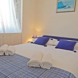 Moni Apartment Split